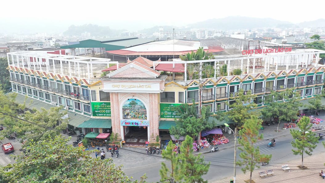 Chợ Du lịch Phố Mới Lào Cai kiến lập khu shop chợ “không ngủ” hoạt động suốt 24/24h.