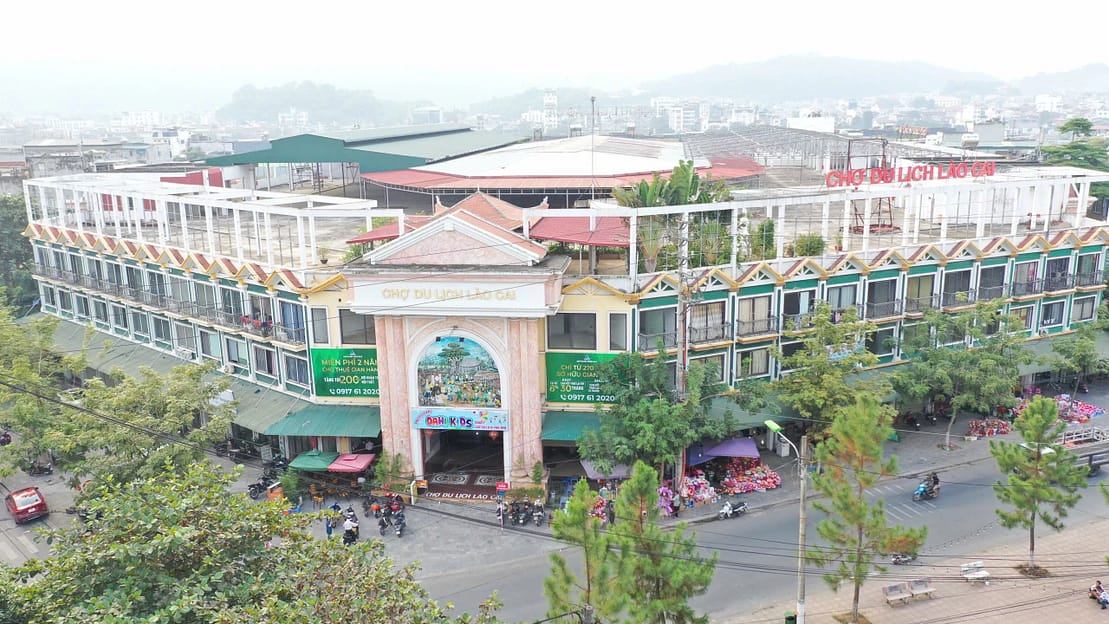 Chợ Du lịch Phố Mới Lào Cai kiến lập khu shop chợ “không ngủ” hoạt động suốt 24/24h.