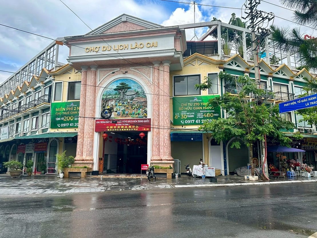 Chợ Du lịch Phố Mới Lào Cai kiến lập khu shop chợ “không ngủ” hoạt động suốt 24/24h.