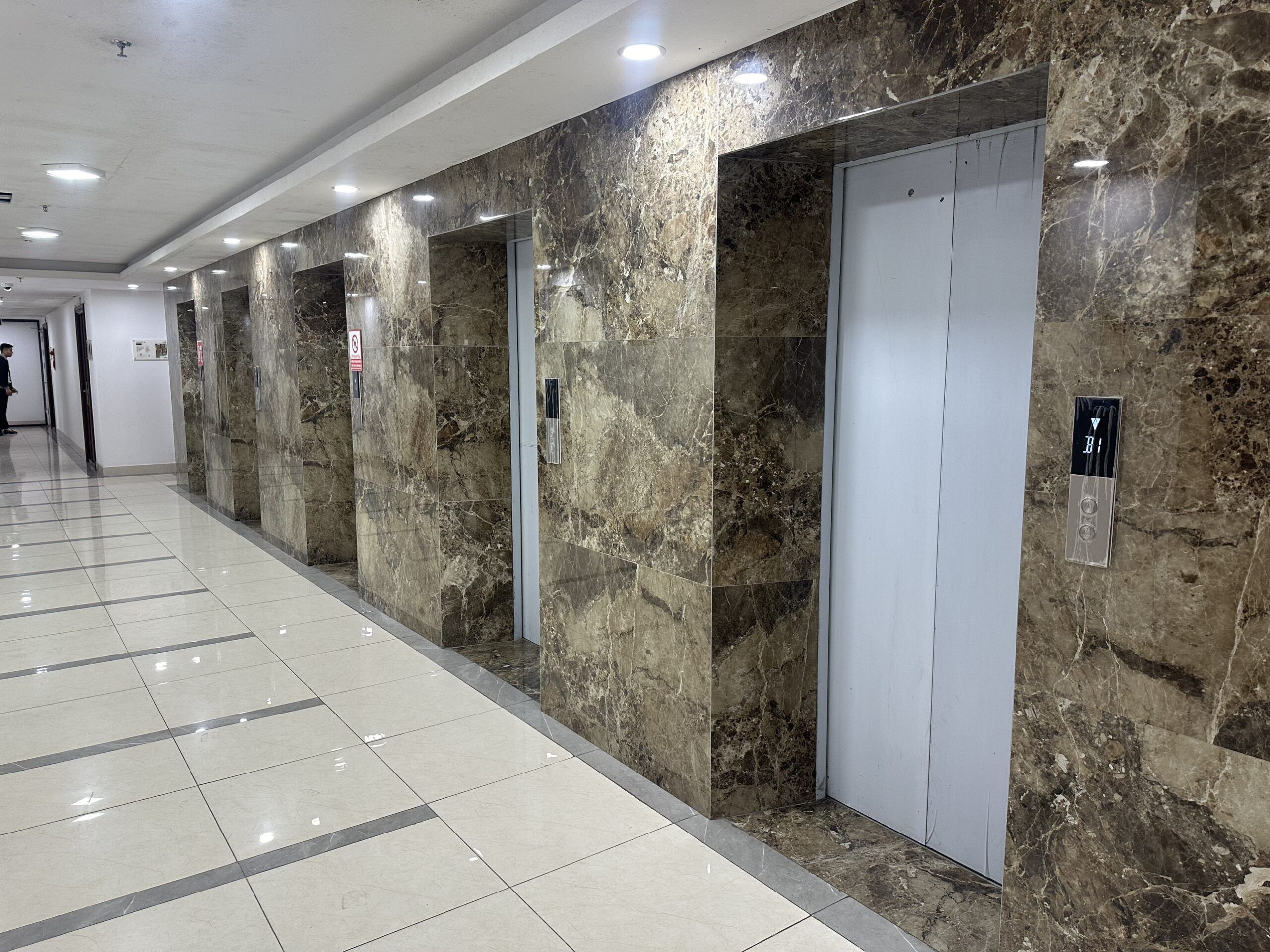 6 cầu thang máy ốp đá sang trọng T2/2024