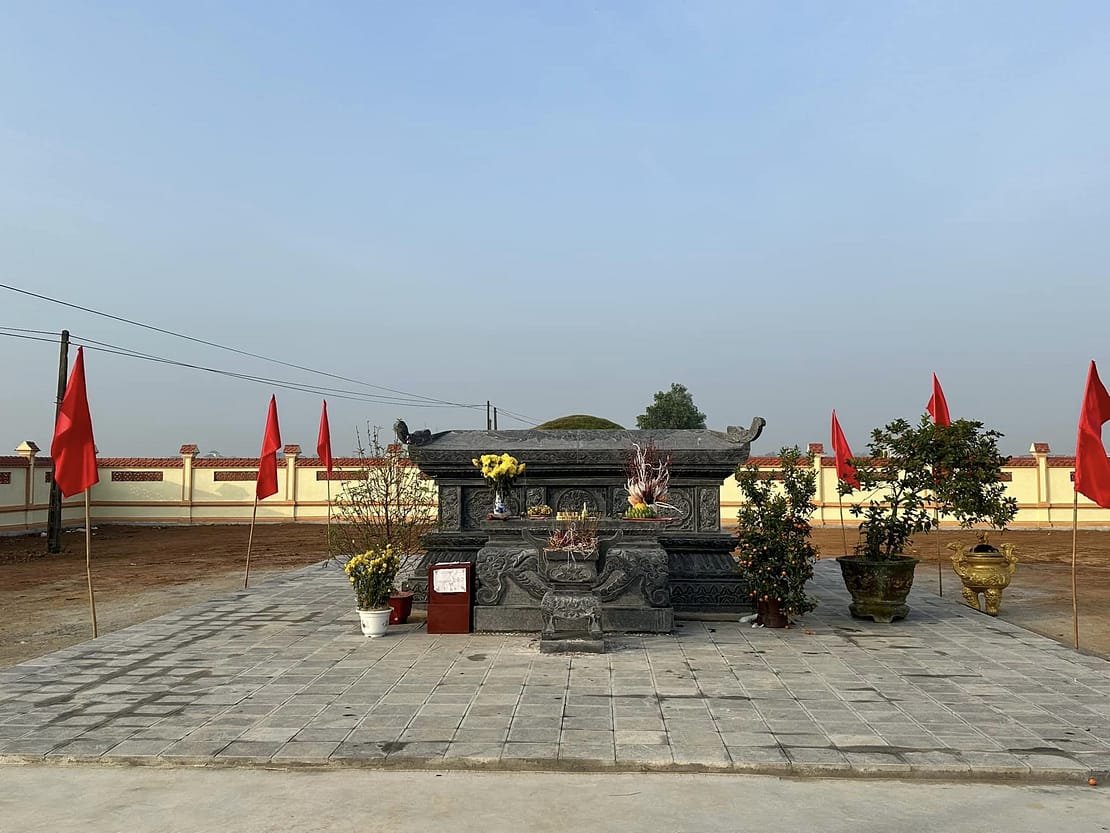 Ngôi mộ vua Lê Huyền Tông đã được tu sửa lại và xây tường rộng bao quanh từ năm 2023