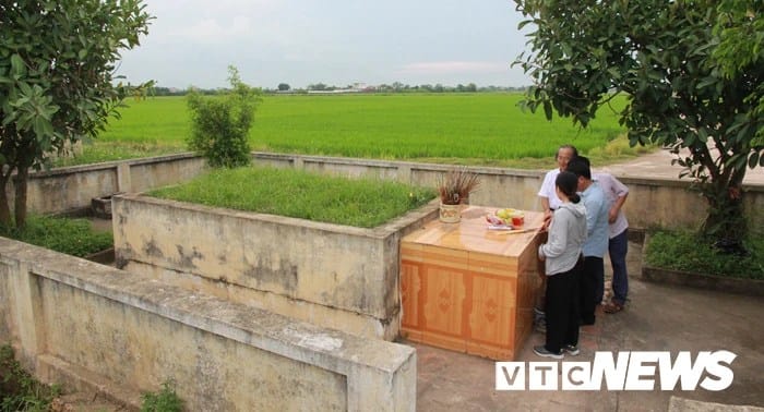 Ngôi mộ cổ phát lộ ngay cạnh đường liên xã Xuân Phong từ năm 2010