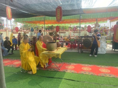 Hàng năm vào ngày 15 tháng 10 âm lịch